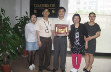 向離職老員工頒發(fā)純金紀(jì)念牌留影